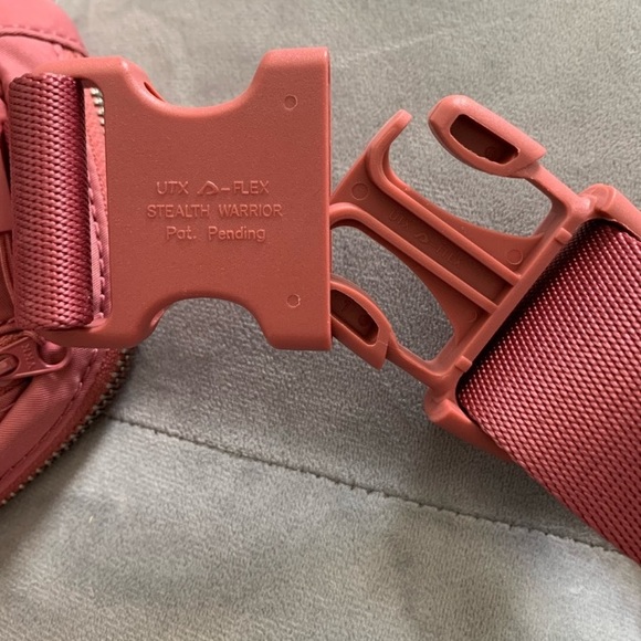Lululemon Everywhere Belt Bag Cherry Blossom Tint OG Original - Picture 10 of 12